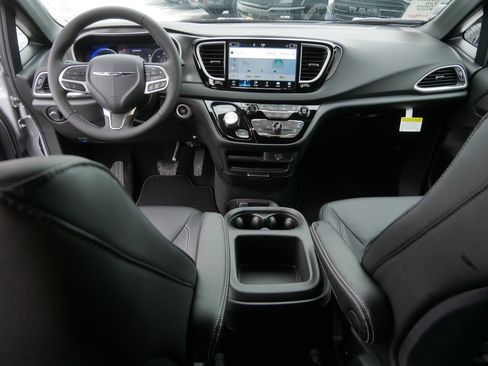 New 2026 Chrysler Voyager LX image 8