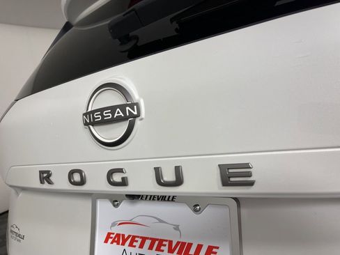 Used 2024 Nissan Rogue SV image 3