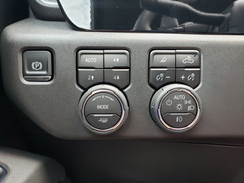 Used 2025 Chevrolet Silverado 1500 LT Trail Boss w/ LT Trail Boss Premium Package AWD/4WD image 13