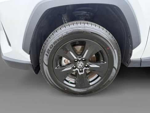 Used 2025 Toyota RAV4 XLE FWD image 9