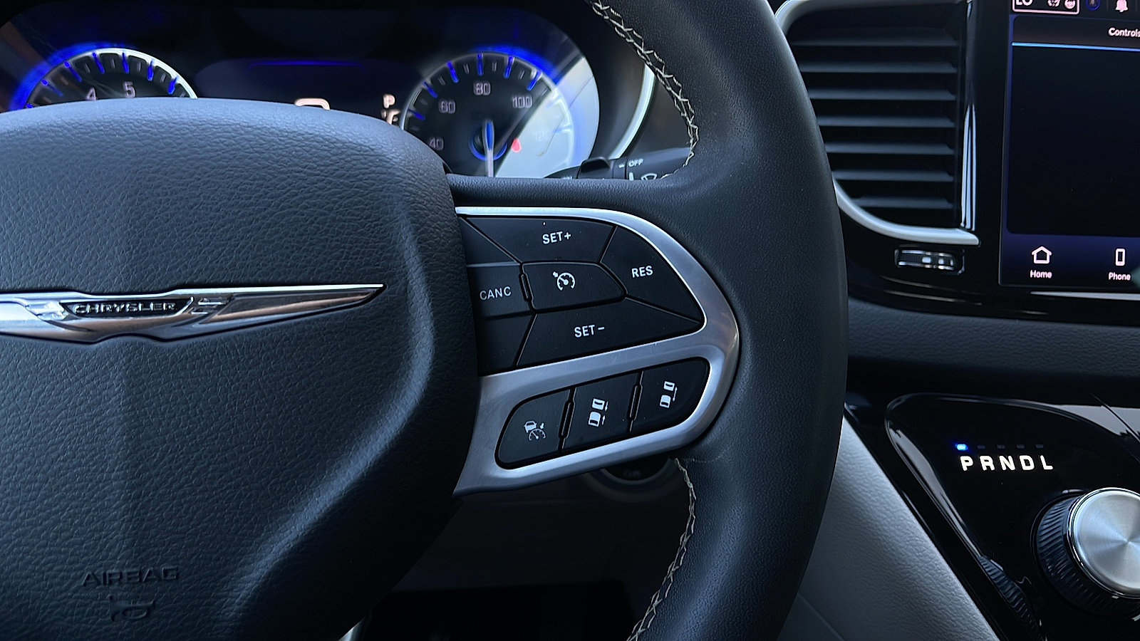 Used 2023 Chrysler Pacifica Touring-L FWD image 12