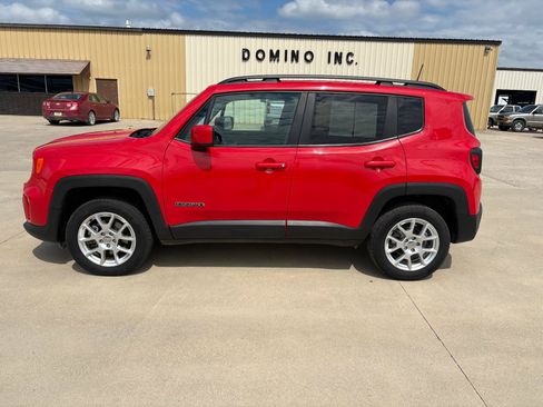 Used 2019 Jeep Renegade Latitude AWD/4WD image 3