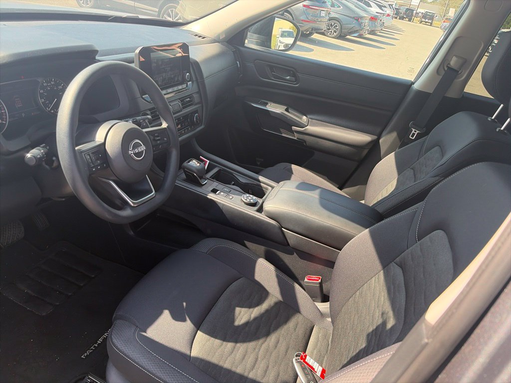 Used 2025 Nissan Pathfinder S AWD/4WD image 16