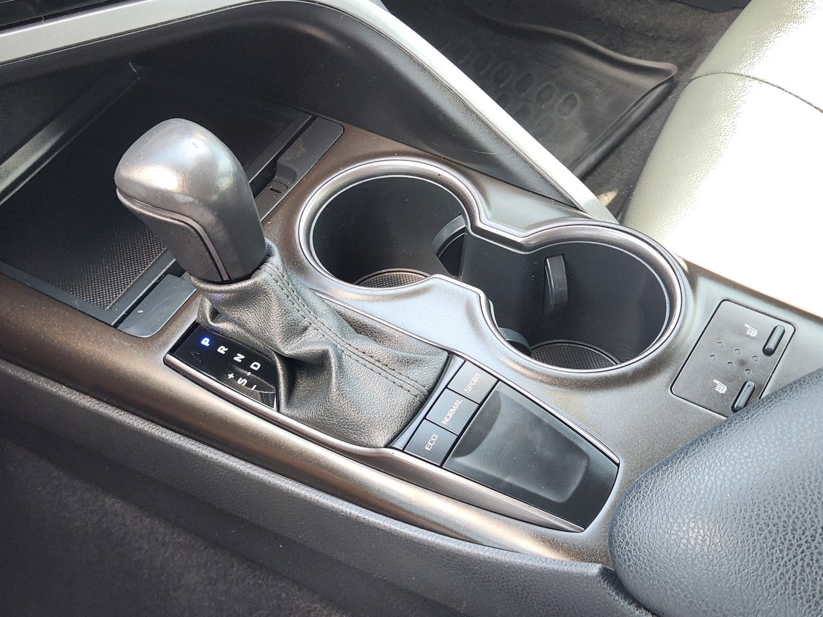Used 2023 Toyota Camry SE w/ Cold Weather Package FWD image 23