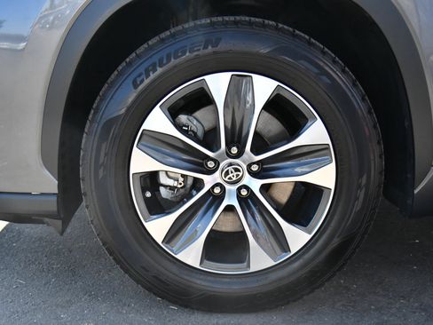Used 2024 Toyota Highlander XLE FWD image 12
