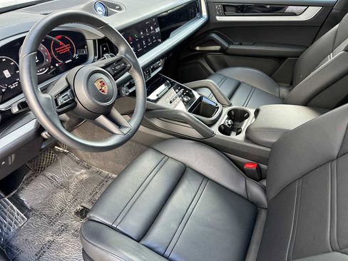 Certified 2025 Porsche Cayenne Coupe image 4