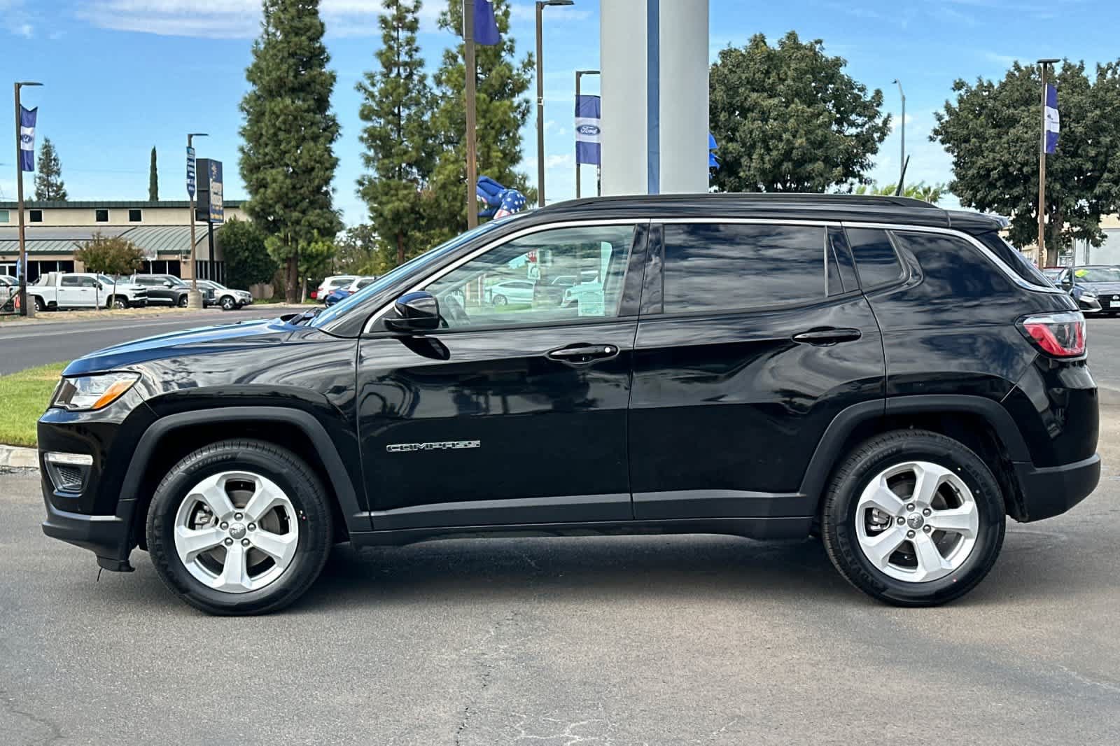Used 2018 Jeep Compass Latitude FWD image 5
