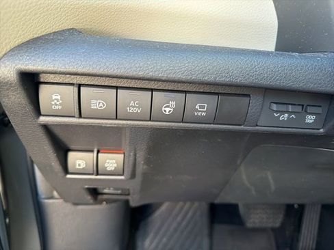 Used 2024 Toyota Sienna Platinum image 6