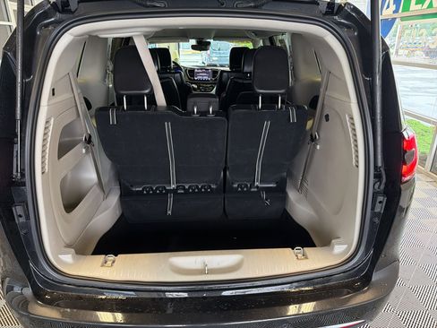 Used 2023 Chrysler Pacifica Touring-L FWD image 10