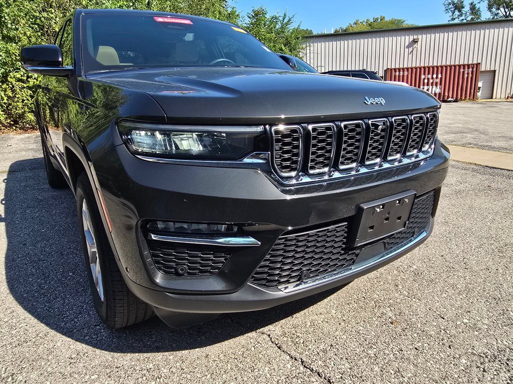 Used 2023 Jeep Grand Cherokee Limited w/ Luxury Tech Group II AWD/4WD image 11
