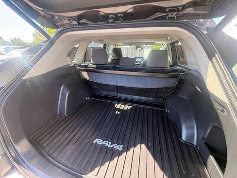 Used 2021 Toyota RAV4 XLE w/ Convenience Package FWD image 18