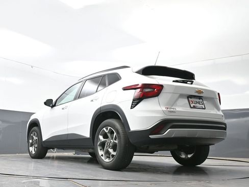 Used 2025 Chevrolet Trax LT FWD image 56