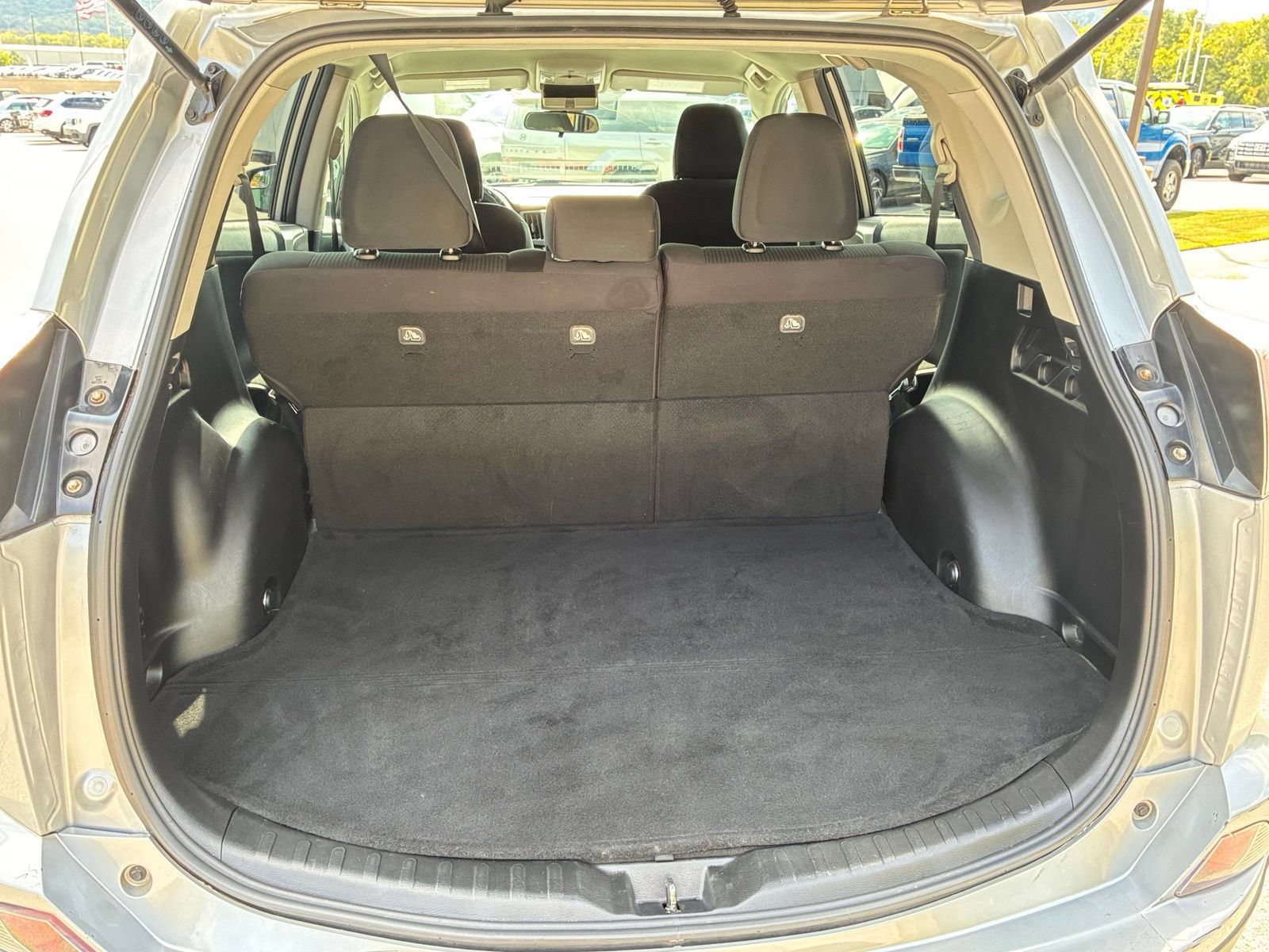 Used 2018 Toyota RAV4 LE FWD image 17