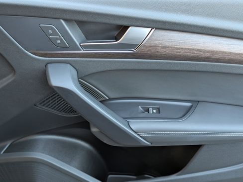 Used 2024 Audi Q5 e Premium Plus w/ Premium Plus Package image 24