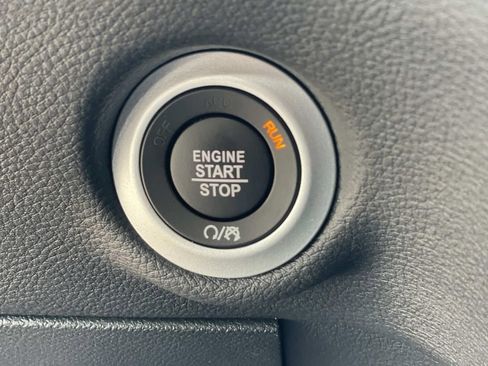 Used 2025 Chrysler Pacifica Select w/ Uconnect Theater Family Group image 14