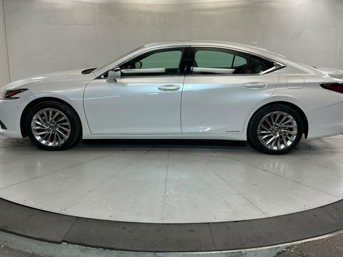 Used 2021 Lexus ES 300h w/ Accessory Package FWD image 2