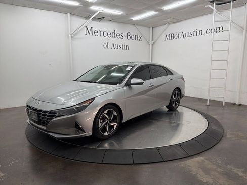 Used 2021 Hyundai Elantra SEL w/ Convenience + Premium Package FWD image 3