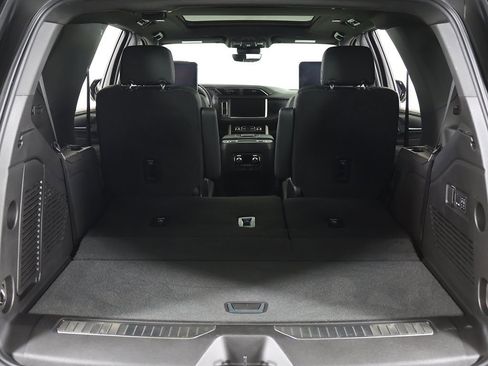 Used 2024 GMC Yukon Denali w/ Advanced Technology Package image 28