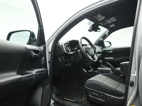 Used 2020 Toyota Tacoma TRD Off-Road w/ Technology Package AWD/4WD image 7