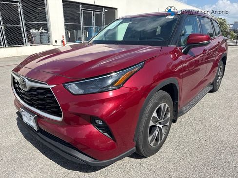Used 2022 Toyota Highlander XLE FWD image 1