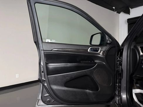 Used 2018 Jeep Grand Cherokee Altitude AWD/4WD image 23