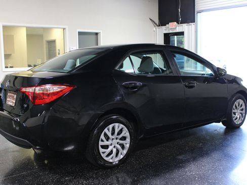 Used 2017 Toyota Corolla SE FWD image 3