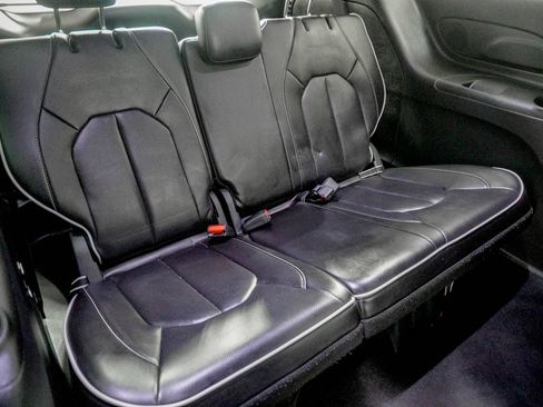 Used 2025 Chrysler Pacifica Limited FWD image 37