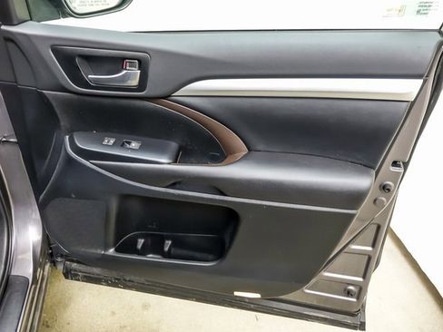 Used 2019 Toyota Highlander XLE image 30