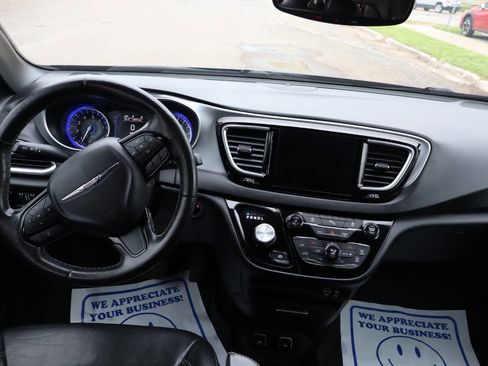 Used 2019 Chrysler Pacifica Touring-L w/ S Appearance Package FWD image 7