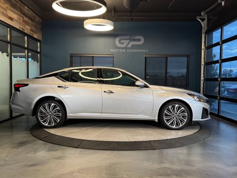 Used 2024 Nissan Altima 2.5 SL AWD/4WD image 2