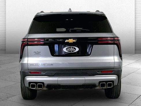 Used 2024 Chevrolet Traverse LT image 3