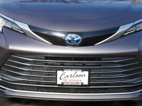 Used 2023 Toyota Sienna Limited image 9