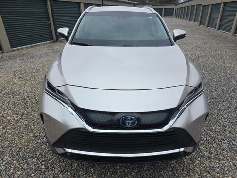 Used 2023 Toyota Venza XLE image 10