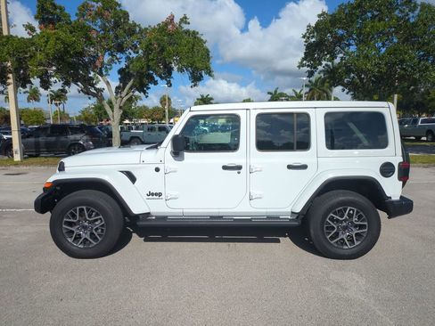 Used 2025 Jeep Wrangler Unlimited Sahara w/ Safety Group AWD/4WD image 9