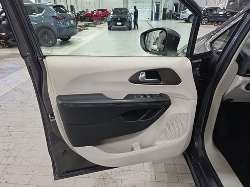 Used 2018 Chrysler Pacifica Touring-L image 18