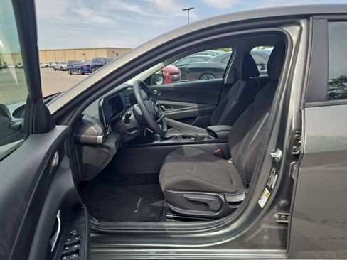 Used 2025 Hyundai Elantra SE FWD image 13