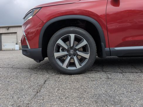 Certified 2025 Honda Pilot Touring image 14