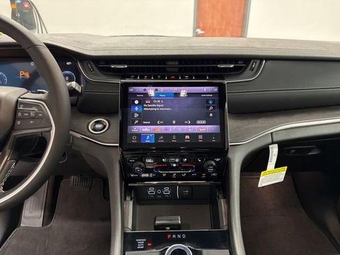 New 2025 Jeep Grand Cherokee Limited w/ Luxury Tech Group II AWD/4WD image 30