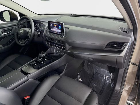Certified 2025 Nissan Rogue SV w/ SV Premium Package FWD image 29