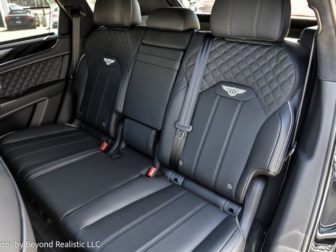 Used 2023 Bentley Bentayga Plug-In Hybrid AWD/4WD image 27