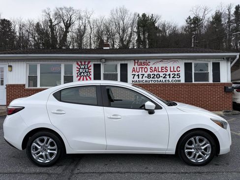 Used 2017 Toyota Yaris iA image 4