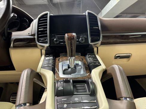 Used 2017 Porsche Cayenne S image 21