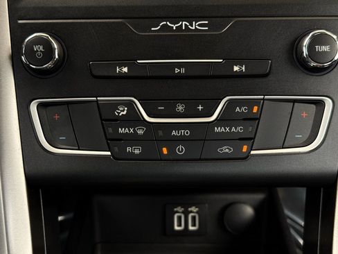 Used 2020 Ford Fusion SE image 40