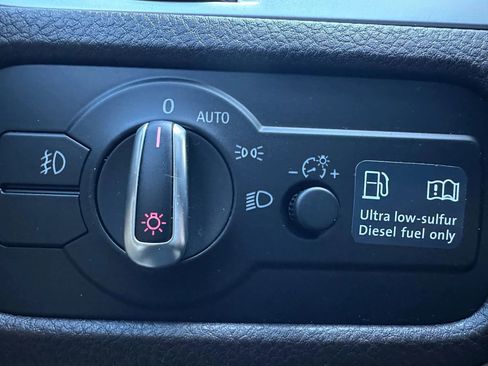 Used 2013 Volkswagen Touareg Sport image 24