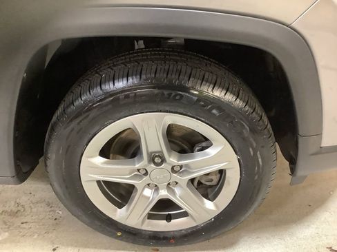 Used 2023 Jeep Compass Latitude image 14