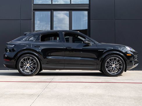Certified 2026 Porsche Cayenne E-Hybrid Coupe AWD/4WD image 12