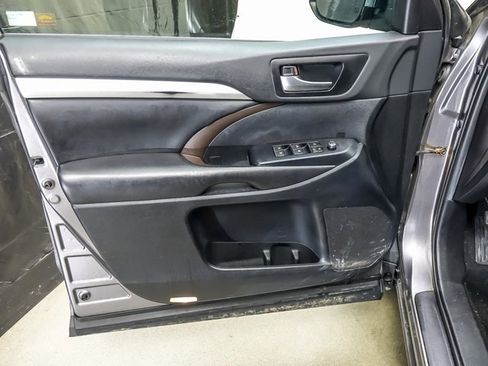 Used 2019 Toyota Highlander XLE image 24