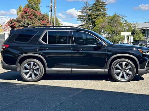Used 2024 Honda Pilot Touring image 7