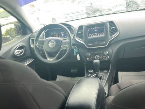 Used 2019 Jeep Cherokee Latitude w/ Cold Weather Group AWD/4WD image 27