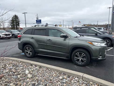 Used 2017 Toyota Highlander Plus w/ Carpet Mat Package image 2